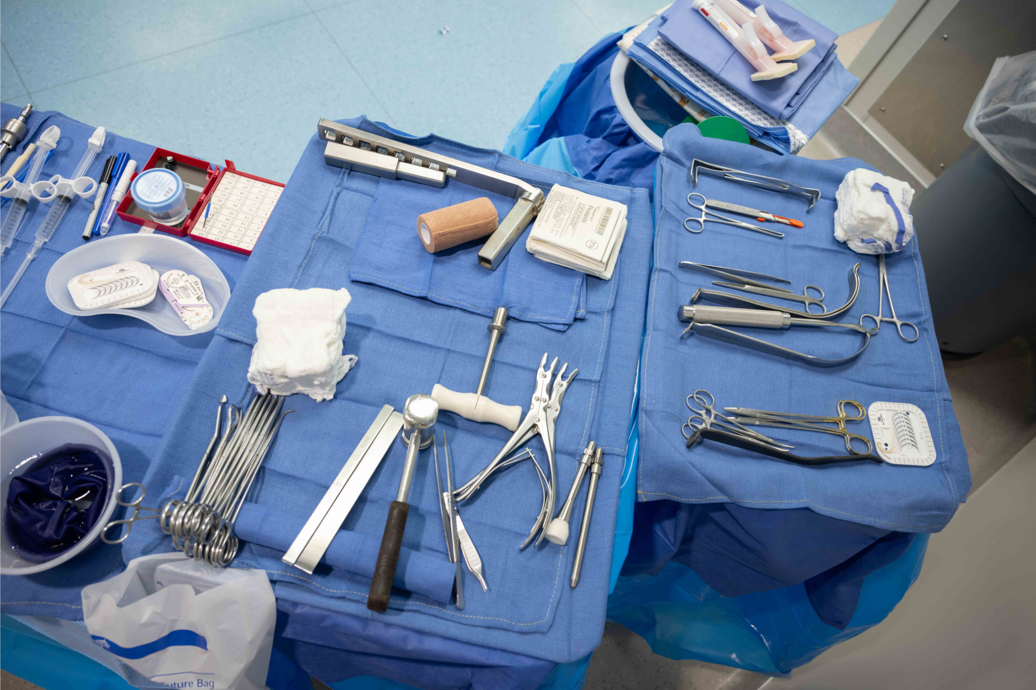 "Operating room setup by OR-ASSI, equipped with advanced surgical tools and organized for optimal efficiency."